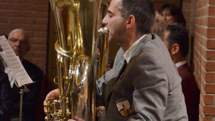 Ein Ensemble des Musikverein Stralsbach musizierte ebenfalls beim Weihnachtskonzert. Im Bild ist der Tubist zu sehen.