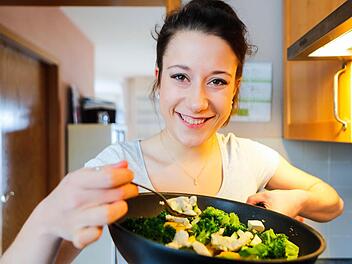 Theresa Eisele weiß als Diätassistentin von Saludis alles über gesunde Ernährung.  Foto: Matthias Hoch