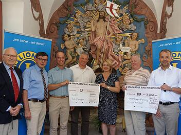 Spendenübergabe: Ulrich Feldmann (Lions), Bürgermeister Armin Warmuth, Peter Müller (Lions), Jugendamtsleiter Siegbert Goll, Katja Benner (Lions), Reiner Baden und Winfried Kleinhenz (Lions).Foto: Arkadius Guzy