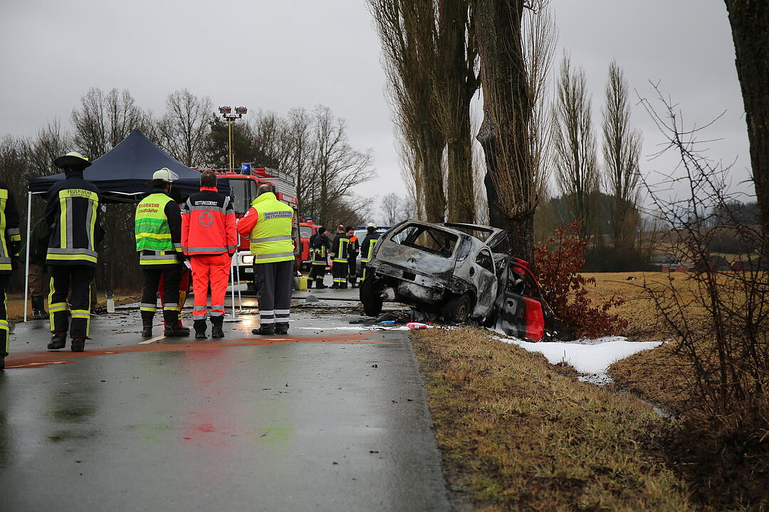Schwerer Unfall im Kreis Kulmbach - Mann im Fahrzeug verbrannt