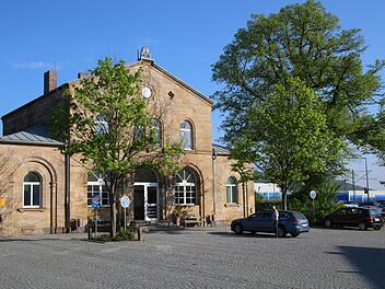 Im Staffelsteiner Bahnhof, der sich im Eigentum der Stadt befindet, sollte nach Ansicht der Kulturinitiative auch Platz für kulturelle Angebote geschaffen werden.Matthias Einwag