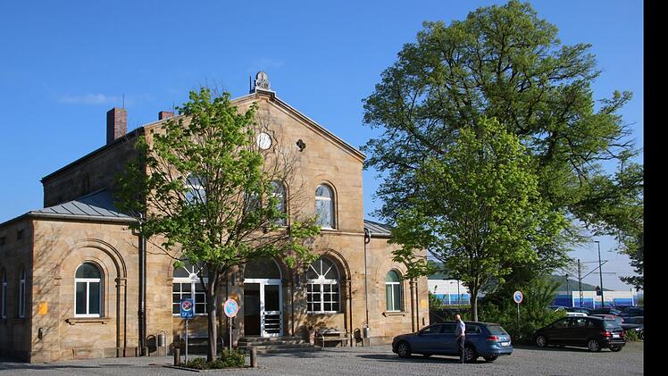Im Staffelsteiner Bahnhof, der sich im Eigentum der Stadt befindet, sollte nach Ansicht der Kulturinitiative auch Platz für kulturelle Angebote geschaffen werden.Matthias Einwag