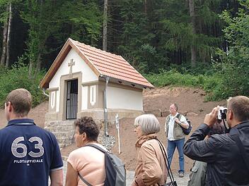 Seit dem Jahr 1973 besuchen ehemalige Werberger und deren Nachfahren die abgesiedelte Dorfstelle auf dem Truppenübungsplatz Wildflecken. Foto: Archiv/Steffi Elm