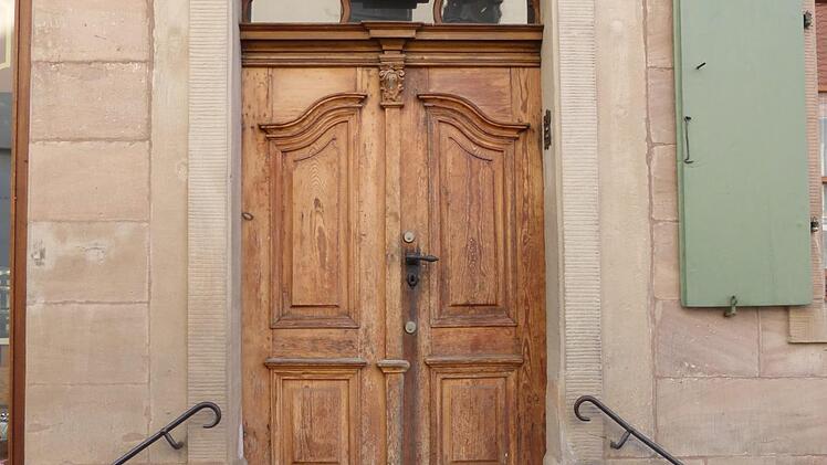 Die wundersch&ouml;ne Haust&uuml;r mit der Sandsteinfassung. Foto: Erich Olbrich