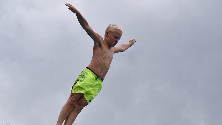 Paul Haberzettl beim Arschbomben-Wettbewerb. Foto: Uschi Prawitz