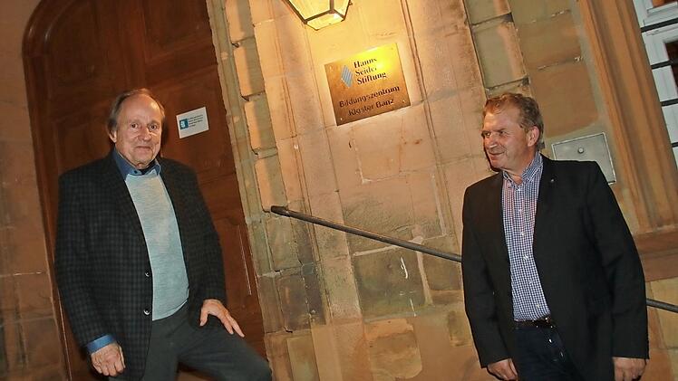 Der Leiter des Fränkischen Theatersommers, Jan Burdinski (links), und Rotary-Präsident Ludwig Weiß stellten die Kooperation in Kloster Banz vor. Foto: Matthias Einwag