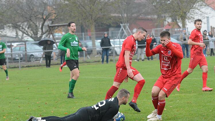 Mal wieder zugepackt hat DJK-Keeper Nikolas Herold. Entsprechend groß ist der Frust bei den Fuchsstädtern (von links) Nico Neder und Markus Mjalov. Foto: ssp