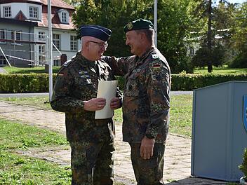 Hauptmann  Peter Gottfried-Drescher (links) erhält die Entlassurkunde von Oberstleutnant Hans-Joachim Lieb.