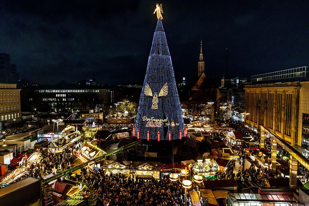 Riesiger Weihnachtsbaum auf dem Dortmunder Weihnachtsmarkt
