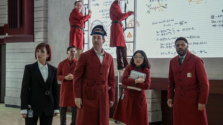 Die knallharte Vivienne (Zoe Lister-Jones, links) passt auf, dass das Schrumpfteam ordentlich arbeitet.