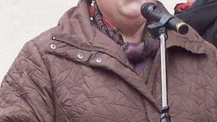 Tourismusreferentin Jutta Wallrapp begrüßte freudig die ersten Touristen, aber auch die Kitzinger Bürger, die der Kälte getrotzt hatten.