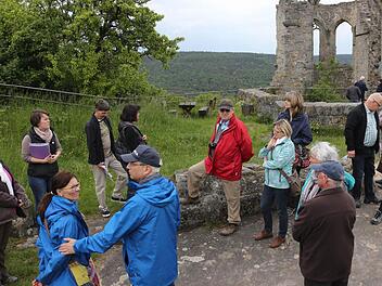 Die Besuchergruppe vor der Kapelle mit ihren gotischen Fensterbögen.