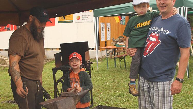 Auch alte Handwerksberufe wie hier den Schmied konnte man bei ihrer Arbeit beobachten.