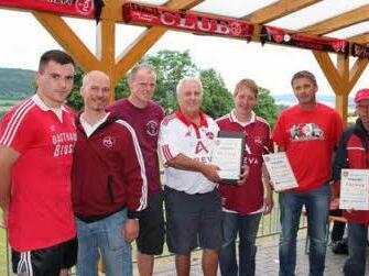 Langjährige Mitglieder des 1.-FCN-Fanclubs "Erthal" (Obererthal) wurden jetzt geehrt. Unser Foto zeigt (von links) den Vorsitzenden Nico Hummel, Fanclub-Koordinator Volker Mix, den Vorsitzenen Fabian Vogt, Kassierer Rainer Sitzmann, den Vorsitzenden Steffen Weigand, den ehemaligen Vorsitzenden Rainer Neder sowie Gründungsvorstand Bruno Weigand.  Foto: privat