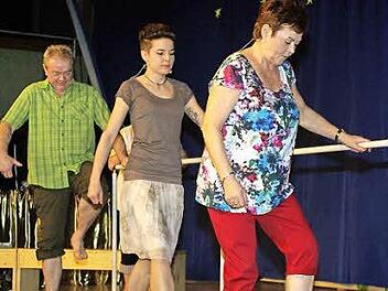 Das Tretbecken im Fuschter Stadtpark wurde nur zu gerne unter die Lupe genommen - auch von der Sketch-Truppe (v. l. Edgar und Hannah Stockmann und Hanni Schmidtner).  Foto: Winfried Ehling