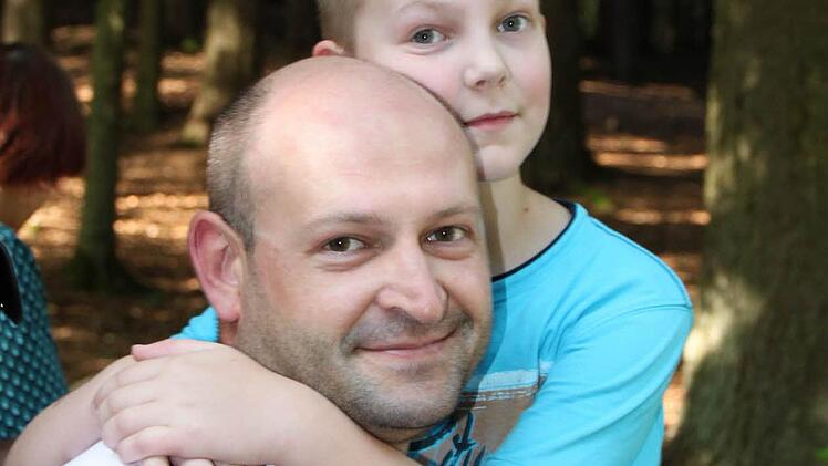 Maximilian aus Bad Brückenau hat Besuch bekommen. Papa Nikolas Kramlich läuft einfach mit. Foto: Ulrike Müller