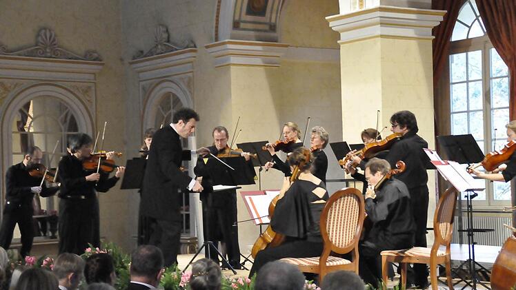 Bei einem Nachmittagskonzert im König Ludwig I.-Saal des Staatsbades verzauberte das Bayerische Kammerorchester Bad Brückenau, unter der musikalischen Leitung von Simon Gaudenz, mit einem außergewöhnlichen Programm.  Foto: Peter Klopf
