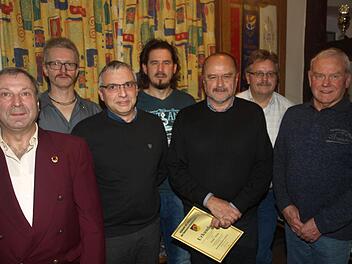 Ehrenzeichen konnten von links Peter Albert, Reinhold Seufert, Rudi Baier, Stefan Schmitt, Walter Hönig, Klaus Räth und Dieter Kolb in Em-pfang nehmen.  Foto: Stefan Geiger