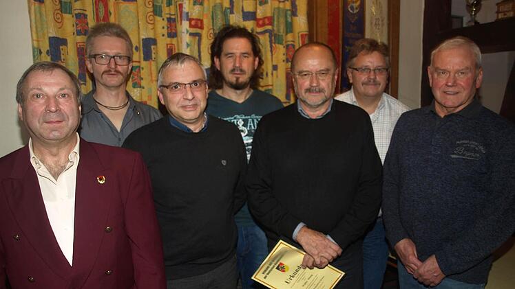Ehrenzeichen konnten von links Peter Albert, Reinhold Seufert, Rudi Baier, Stefan Schmitt, Walter Hönig, Klaus Räth und Dieter Kolb in Em-pfang nehmen.  Foto: Stefan Geiger