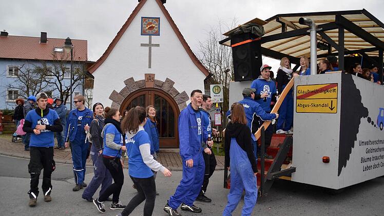Viel zu sehen gab es beim Faschingszug in Burkardroth. Foto: Kathrin Kupka-Hahn
