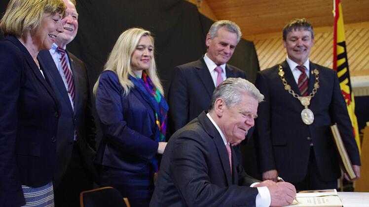 Der Bundespräsident trägt sich ins Goldene Buch des Landkreises Kronach ein. Foto: Marco Meißner