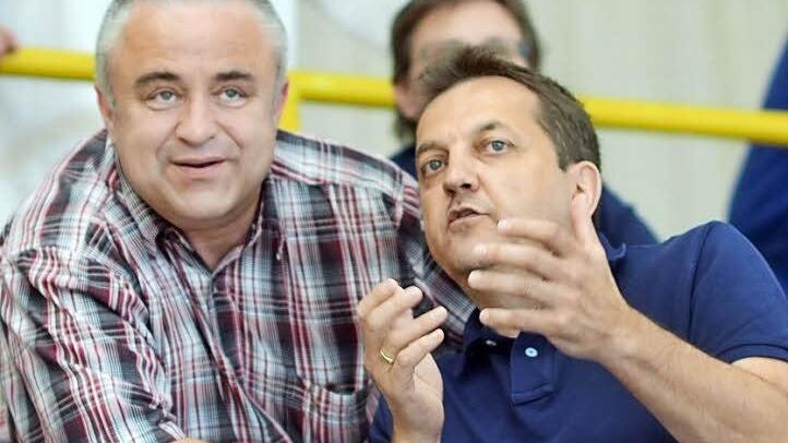 Vor einem Jahr verfolgte Hans-J&uuml;rgen K&auml;stl (rechts) einige Spiele der TSH-Damen noch von der Trib&uuml;ne aus, entschied sich dann f&uuml;r einen Wechsel nach Herzogenaurach und verl&auml;ngert nun seinen Vertrag. Foto: Archiv