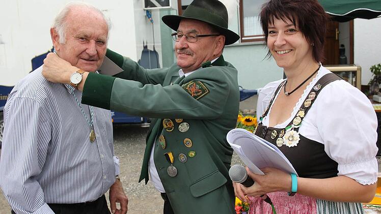 Heinz Schlottermüller (links) wurde mit hervorragenden 66,6-Teiler Volkskönig. Schützenmeister Joachim Welsch hängte ihm die Königskette um und Vorsitzende Maria Lessig sprach die Glückwünsche aus.