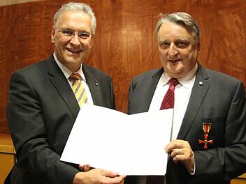 Joachim Herrmann verlieh Altlandrat Eberhard Irlinger (r.) für sein politisches Engagement das Bundesverdienstkreuz.  Foto: Christian Bauriedel