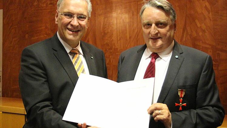 Joachim Herrmann verlieh Altlandrat Eberhard Irlinger (r.) für sein politisches Engagement das Bundesverdienstkreuz.  Foto: Christian Bauriedel