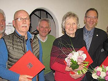 Der SPD-Ortsverein Coburg Südost ehrte Mitglieder für lange Treue zur Partei (von links): Karl-Heinz Lindner, Jan Aart de Rooij, Hans-Jürgen Rembiak, Hildegard Jacobi, Bürgermeister Thomas Nowak und Petra Schneider  Foto: Martin Koch