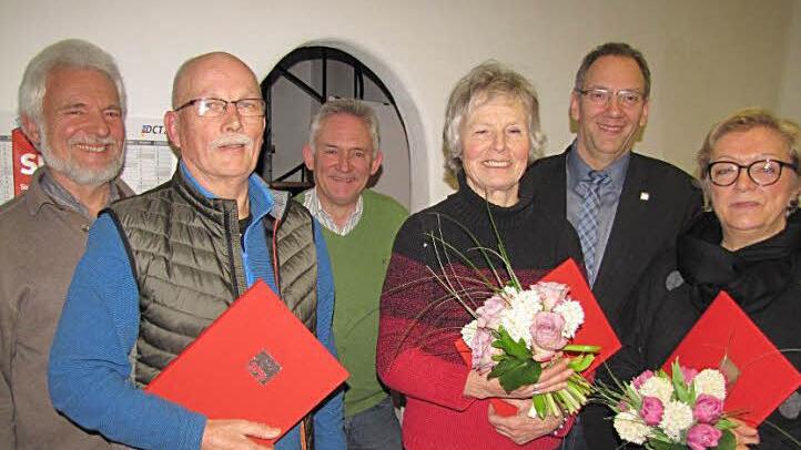 Der SPD-Ortsverein Coburg Südost ehrte Mitglieder für lange Treue zur Partei (von links): Karl-Heinz Lindner, Jan Aart de Rooij, Hans-Jürgen Rembiak, Hildegard Jacobi, Bürgermeister Thomas Nowak und Petra Schneider  Foto: Martin Koch