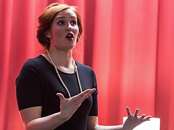 Reichlich Beifall gab es für den Ella-Fitzgerald-Abend, den Laura Mann und Florian Berndt im Foyer des neuen Coburger Wohnbau-Domizils gestalteten.Fotos: Jochen Berger