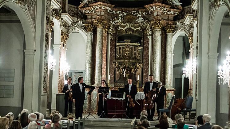 Die Kammerphilharmonie Köln präsentierte beim Konzert in der Coburger Schlosskirche ein populäres Programm von Vivaldi bis Offenbach.Foto: Jochen Berger
