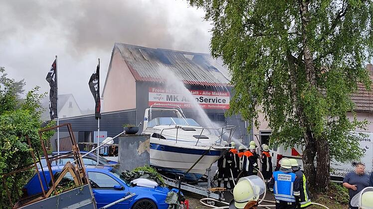 Am Freitagnachmittag (09.07.2021) sorgte der Brand einer Kfz-Werkstatt im Büchenbacher Gemeindeteil Tennenlohe (Lkrs. Roth) für einen Großeinsatz von Feuerwehr, Rettungsdienst und Polizei. Es entstand immenser Sachschaden.