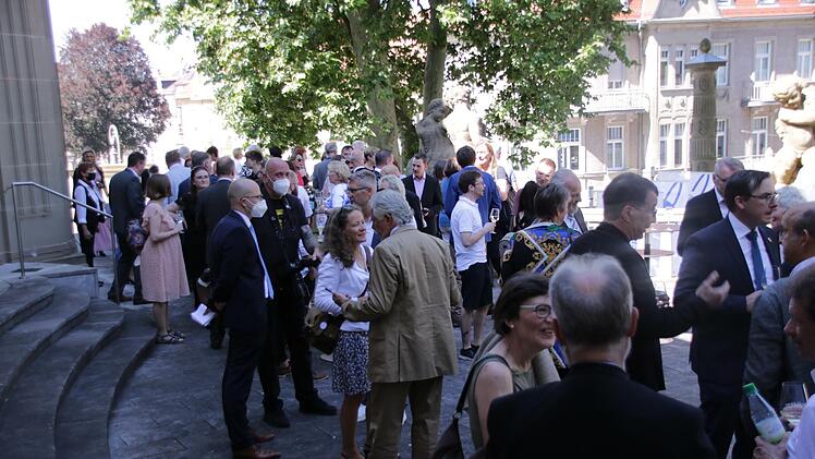 Stelldichein anlässlich des Festaktes auf dem Balkon des Regentenbaus. Foto: Benedikt Borst
