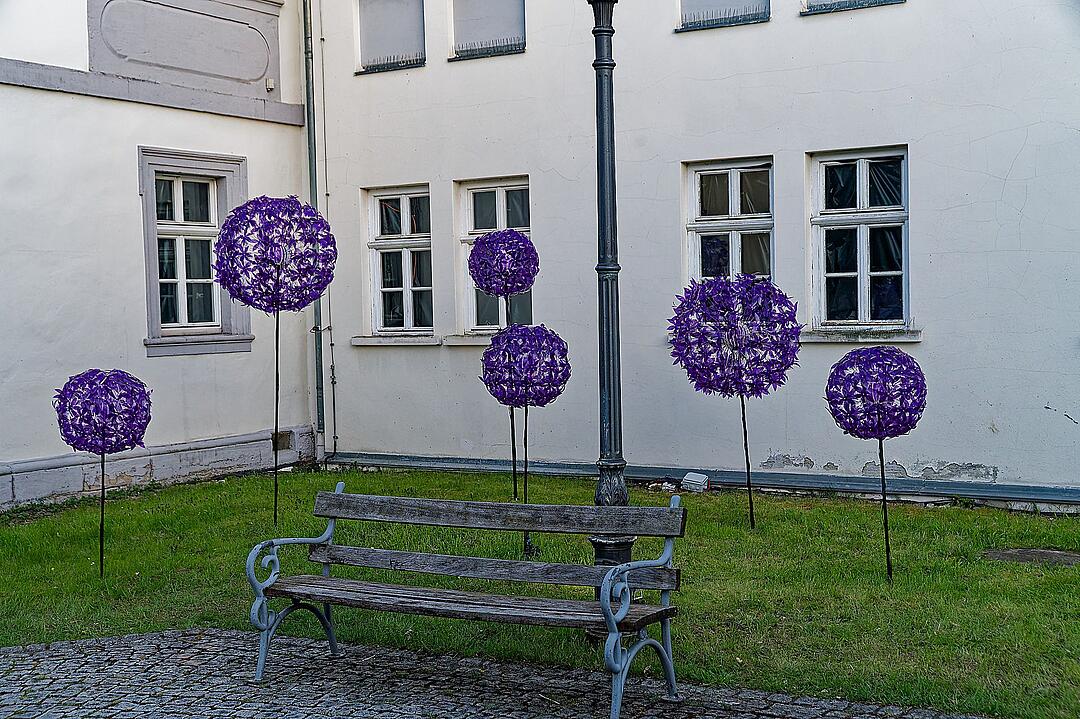 Eine magische Kulisse mit effektvoll platzierter Lichtkunst.