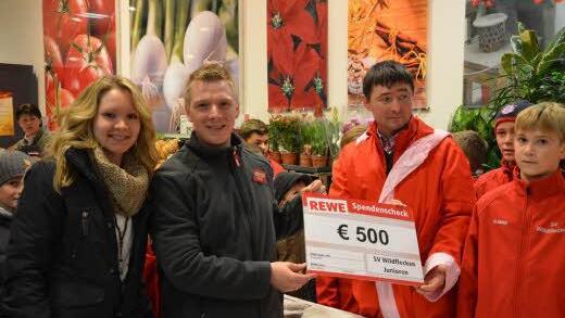 Übergabe des Wettbetrages von 500 Euro an Jugendleiter Horst Tong. Von links: Monika und Sebastian Hauke