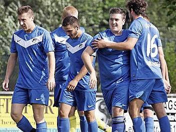 Die Oberhaider um ihren Torjäger Marco Kutzelmann (2. v. r.) wollen es den Kickern des Regionalligisten so schwer wie möglich machen und vielleicht selbst sogar einmal jubeln. Foto: sportpress