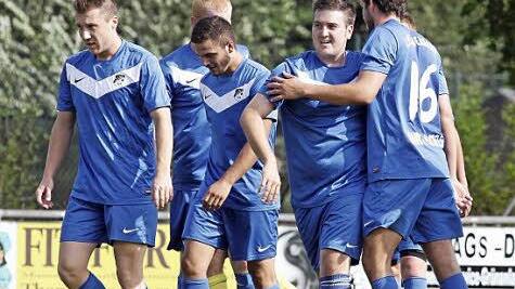 Die Oberhaider um ihren Torjäger Marco Kutzelmann (2. v. r.) wollen es den Kickern des Regionalligisten so schwer wie möglich machen und vielleicht selbst sogar einmal jubeln. Foto: sportpress