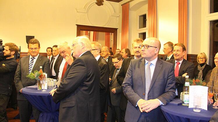 Aufmerksame Zuhörer während der Begrüßung durch IHK-Präsidenten Friedrich Herdan.