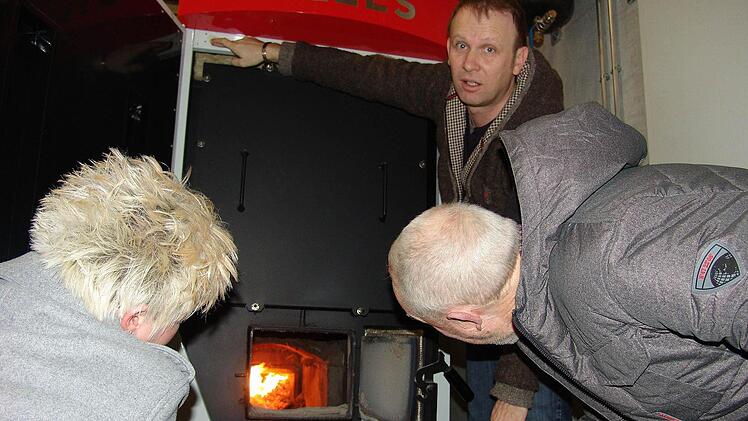 Stefan Wastl aus Lupburg von der Firma Naturalis Energiesysteme erklärt den Kombi-Brennkessel für Hackschnitzel und Pellets.