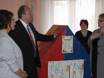 Parlamentarische Staatssekretärin Anette Kramme (rechts) besuchte das Mehrgenerationenhaus in Mainleus. Mit im Bild (von links) Einrichtungsleiterin Ingrid Wagner, SPD-Bürgermeister-Kandidat Jürgen Karg und stellvertretende Landrätin Christina Flauder. Foto: Jürgen Gärtner