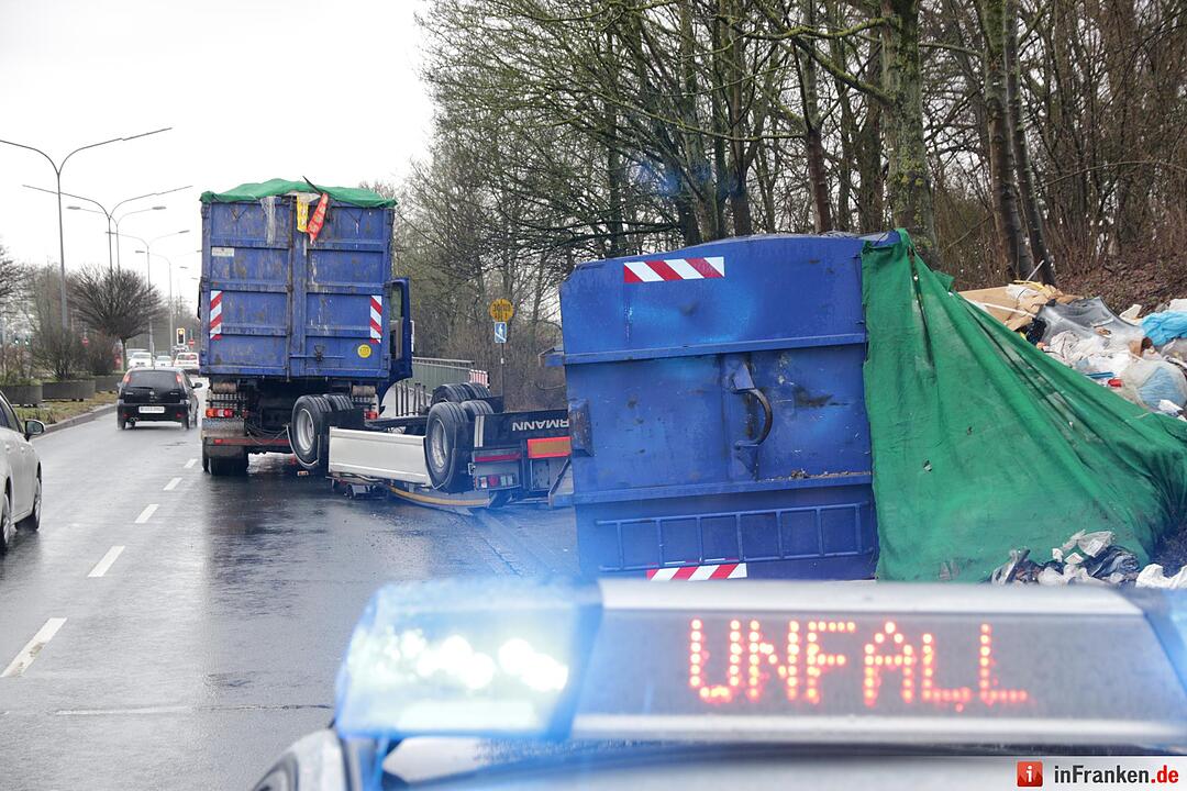 Müll-Laster in Forchheim umgekippt