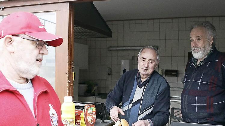 Sie sind schon seit Landesliga-Zeiten für den FC Strullendorf im Einsatz (v. l.): Platzwart Heinz Biesenecker, "Mädchen für alles" Detlev Übensee und Bratwurst-Brater Hannes Baumgärtner