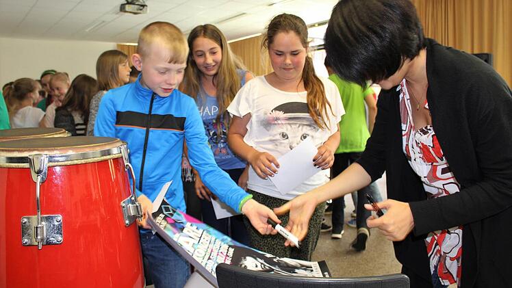 Autogrammstunde. Violinistin Tianwa Yang besuchte die 5. Klasse der Realschule Bad Brückenau. Foto: Julia Raab