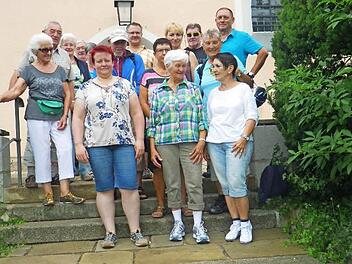 Als Ausflugsziel hatten sich die Mitglieder des Heimatvereins Herzogenaurach diesmal das Kirchlein in Veitsbronn ausgesucht. Unser Bild zeigt die Besuchergruppe.