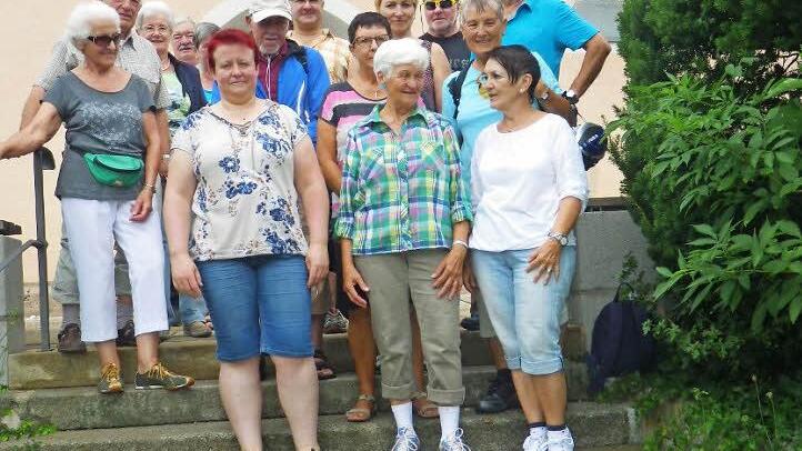 Als Ausflugsziel hatten sich die Mitglieder des Heimatvereins Herzogenaurach diesmal das Kirchlein in Veitsbronn ausgesucht. Unser Bild zeigt die Besuchergruppe.