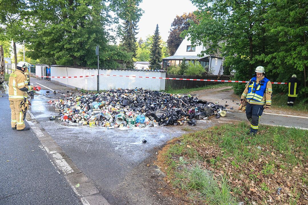 Bamberg: Müll-Laster kippt brennende Ladung aus