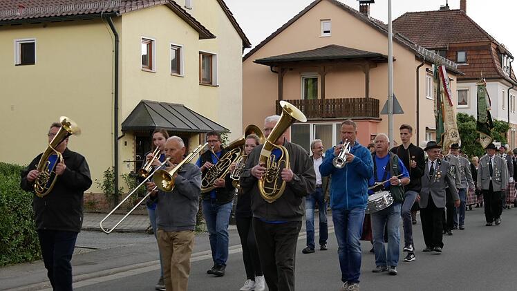 Baumanns Musikkapelle aus Thüringen kündigt lautstark mit Trommelwirbeln den Festumzug an und marschiert logischerweise voran. Foto: Manja von Nida