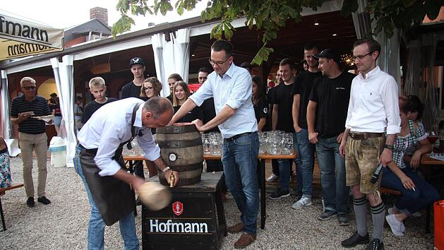B&uuml;rgermeister Heinrich S&uuml;&szlig; zapft gemeinsam mit Braumeister Peter K&ouml;hler und Andreas Hirsch das Freibierfass an.  Fotos: Richard S&auml;nger